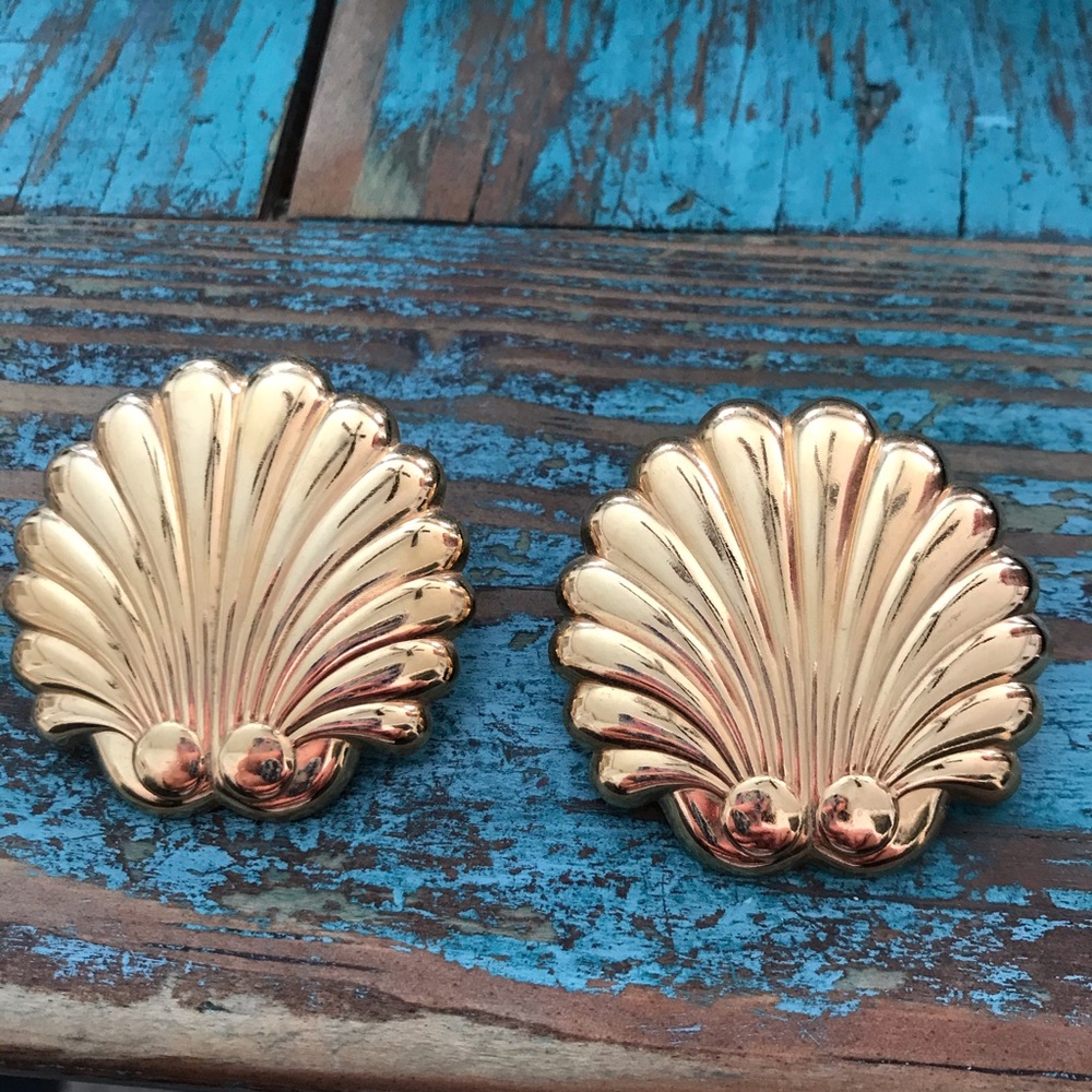 Vintage Seashell Clip Earrings